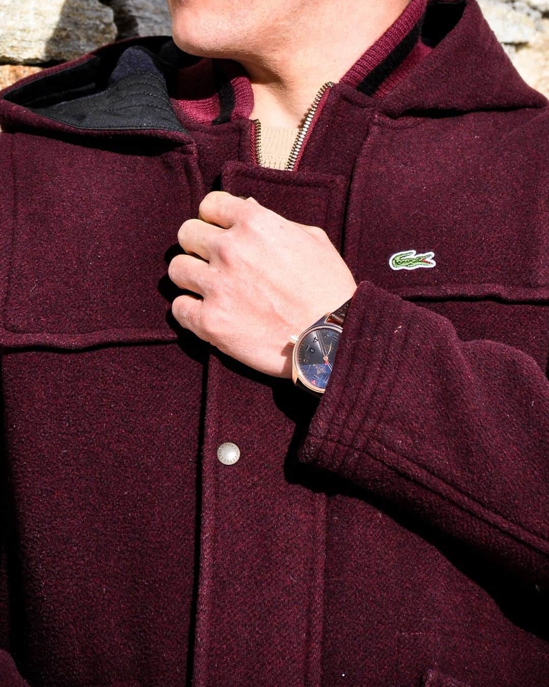 Alpina Watches Japanさんのインスタグラム写真 - (Alpina Watches JapanInstagram)「ローズゴールドケースを文字盤の黒で引き締めた配色がボルドーのジャケットと好相性 ㅤㅤㅤㅤㅤㅤㅤㅤㅤㅤㅤㅤㅤ 華やかなローズゴールドに締め色の黒を効かせて、ブラウンのレザーストラップで柔らかな印象に。色数が多くてもバランスの取れたデザインなので、色物の服を合わせてもまとまりよく仕上がります。アナログ式のスポーツウォッチは、カジュアルにもフォーマルにもハマる振り幅の広さが魅力。 ㅤㅤㅤㅤㅤㅤㅤㅤㅤㅤㅤㅤㅤ 《スタータイマー パイロット オートマチック》 AL-525G3S4 ¥141,900 (税込) 自動巻き、10気圧防水、レザーストラップ . . . . . . #Alpina #AlpinaWatchesJapan #swissmade #swisswatch #watch #wristwatch #sportwatch #outdoor #startimer #pilot #アルピナ #アルピナウォッチ #スイス時計 #時計 #腕時計 #スポーツウォッチ #アウトドア #時計好きな人と繋がりたい #スタータイマー #パイロット #機械式時計」2月18日 19時00分 - alpinawatchesjapan
