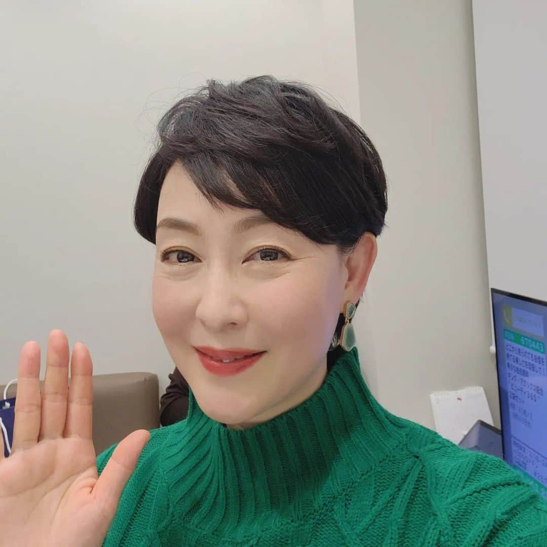 床嶋佳子さんのインスタグラム写真 - (床嶋佳子Instagram)「こんばんは😃🌃 この後8時から本日２回目ショップチャンネル生放送に出演致します‼️  今日だけとてもお安くなっています‼️😆 お昼の放送でも大好評でした‼️✨✨✨ 是非々穿いてみてくださいね！ #ショップチャンネル #プリマレギンス #床嶋佳子プロデュース #ブラック #チャコールグレー #カーキブラウン」2月18日 19時31分 - yoshiko.tokoshima