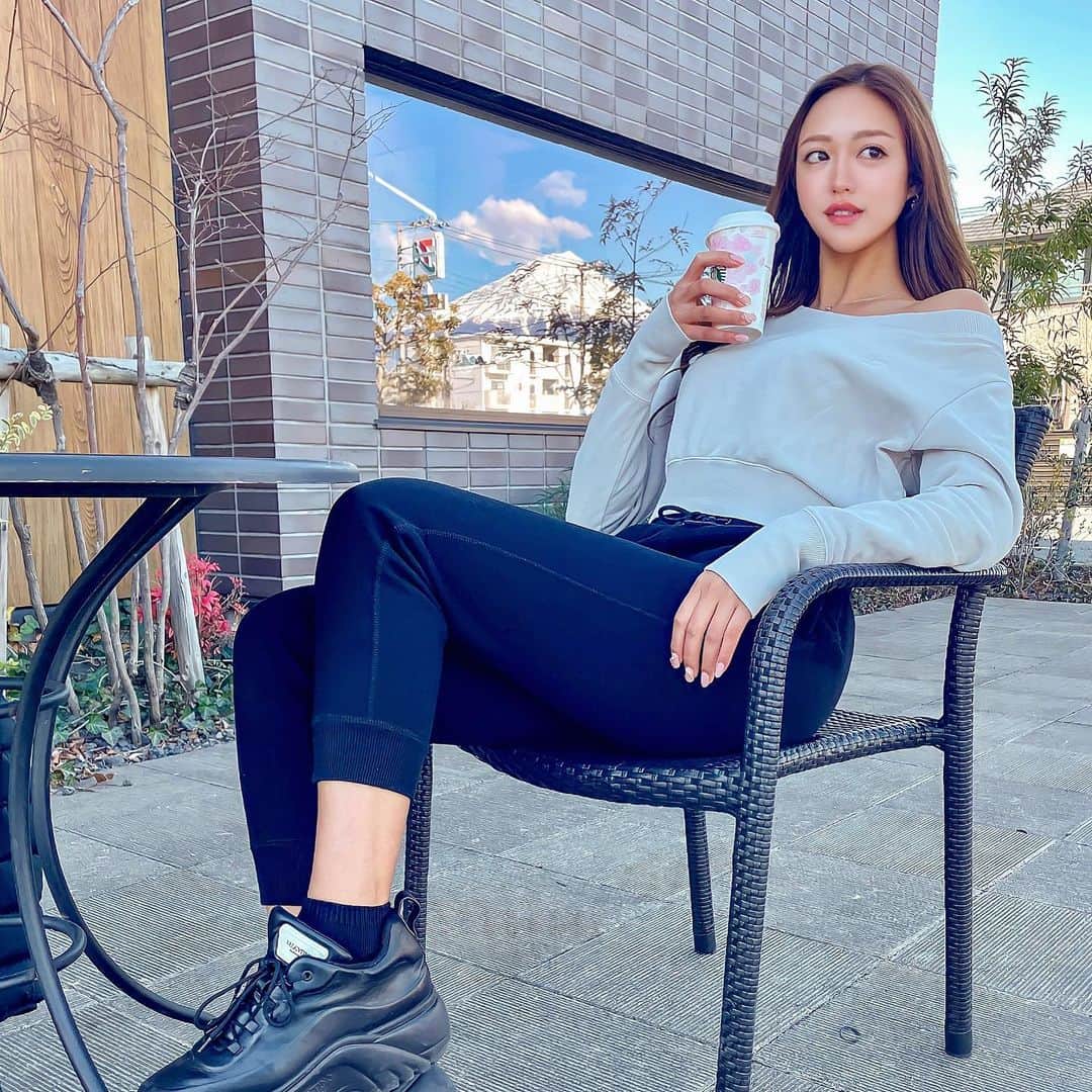 のインスタグラム：「大好きな富士山がガラスに映るスタバ」