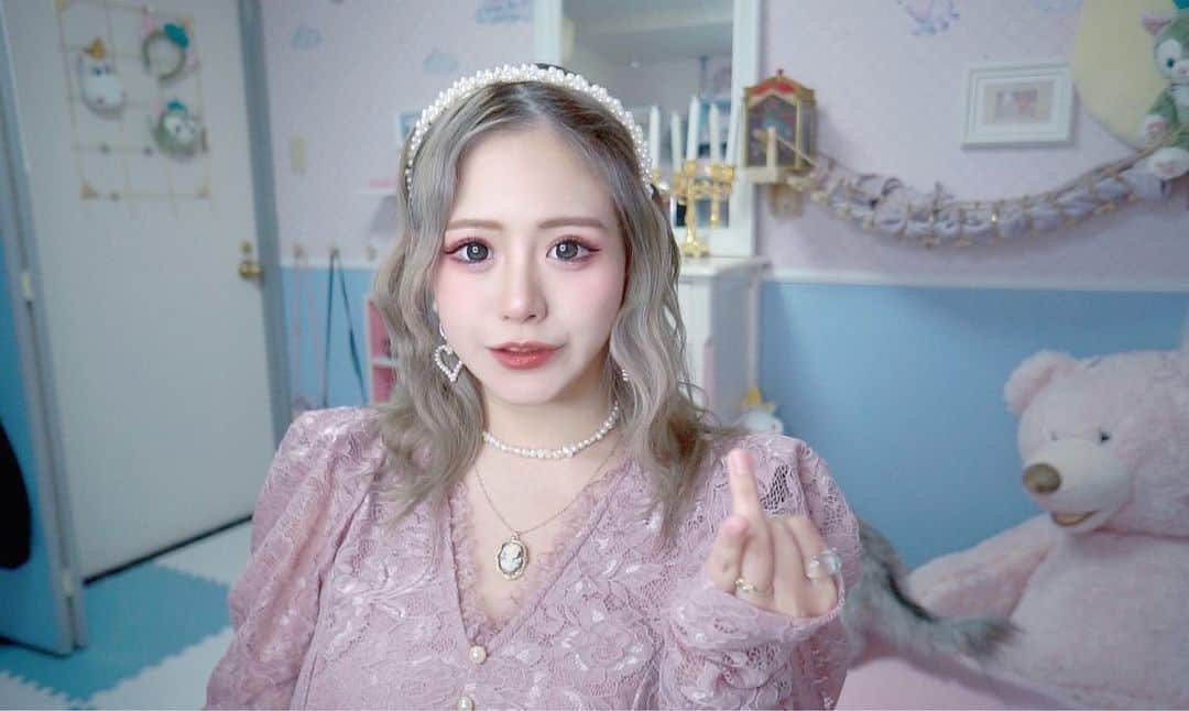 わかにゃん。のインスタグラム：「ご報告🤍  元バンドマン(ex. Revision of Sence)で 現在は作曲家の偉町大介さんと 　 結婚をさせて頂いた事を報告しました。☺︎✅ ⁡  リビジョンと出逢ったのは6.7年前で 全国ツアーの時の地元札幌での公演とか 東京でzeppやる時に遊びに行ったり 逆にVAZの時になんばhatchでの YouTuberイベントに遊びに来てくれたり そんなお友達を何年も過ごしていて。  まさか恋愛関係になるなんて思わず ⁡ただ曲を聴いていたお友達でした。  _  コロナ禍に私が韓国の家から 日本に帰って来てる時に大阪へ住んだ時期があって そこからめっちゃ仲良くなって今に至ります。  今は東京のお家を拠点に 新婚旅行でのんびり世界一周しながら 旅をしながらのリモートワークを中心に お仕事の時は日本にいたりしてます。📝  _  のんびりまったりお嫁さんになりました。  _  その為に家庭を作れるような 大きなお家へお引越しして 5匹のやんちゃ達と一緒に平和な 日々を送っております📦🤍 ⁡ ⁡ ⁡ ダンボールでお外に捨てられていた 3匹の子猫を拾った方から 育てられないのでこのままだと… と言うことで3兄妹を全員うちで引き取る事にし 大晦日前日に急遽 車で数時間かけて迎えに行きました。🐈 ⁡ そんなこんなでバタバタした年末年始でした🙇‍♀️ ⁡ 今年は賑やかに！ 5匹と2人とママやご近所ママ友主婦友と共に！ ⁡ 車運転したり、毎日自炊、家事、家庭菜園したりと😂 ⁡ 今日もどこかでみんなとワイワイ楽しく 素敵な夫婦生活を過ごしています☺︎🤍 ので安心してください📦 ⁡ 毎日主婦生活してるとさ、 どうしてもネイルも邪魔だしスキンケアも なかなか後回しになっちゃうんだけどね😭 ⁡ この前 YouTuberでハワイ友達のニーナたんと 今妊娠6ヶ月半の韓国YouTuber友達はるちゃんと ウチで女子会したんだけど、 ⁡ その時に誘ってもらって 韓国肌管理🇰🇷エステ受けてきたり😭😭😭 ⁡ どうしても 旦那のお仕事に連れてってもらったり 旦那のお仕事友達がいつもたくさん お家に遊びに来たりご飯したりするから 可愛い奥さんではいなきゃ！！！😂アセアセ！ ⁡ って感じだからこうやってスキンケアまた 頑張るキッカケくれるのは助かる😭✅ ⁡ 可愛い奥様になるぞ〜✊🏻✊🏻✊🏻  これからもよろしくね。 ⁡」