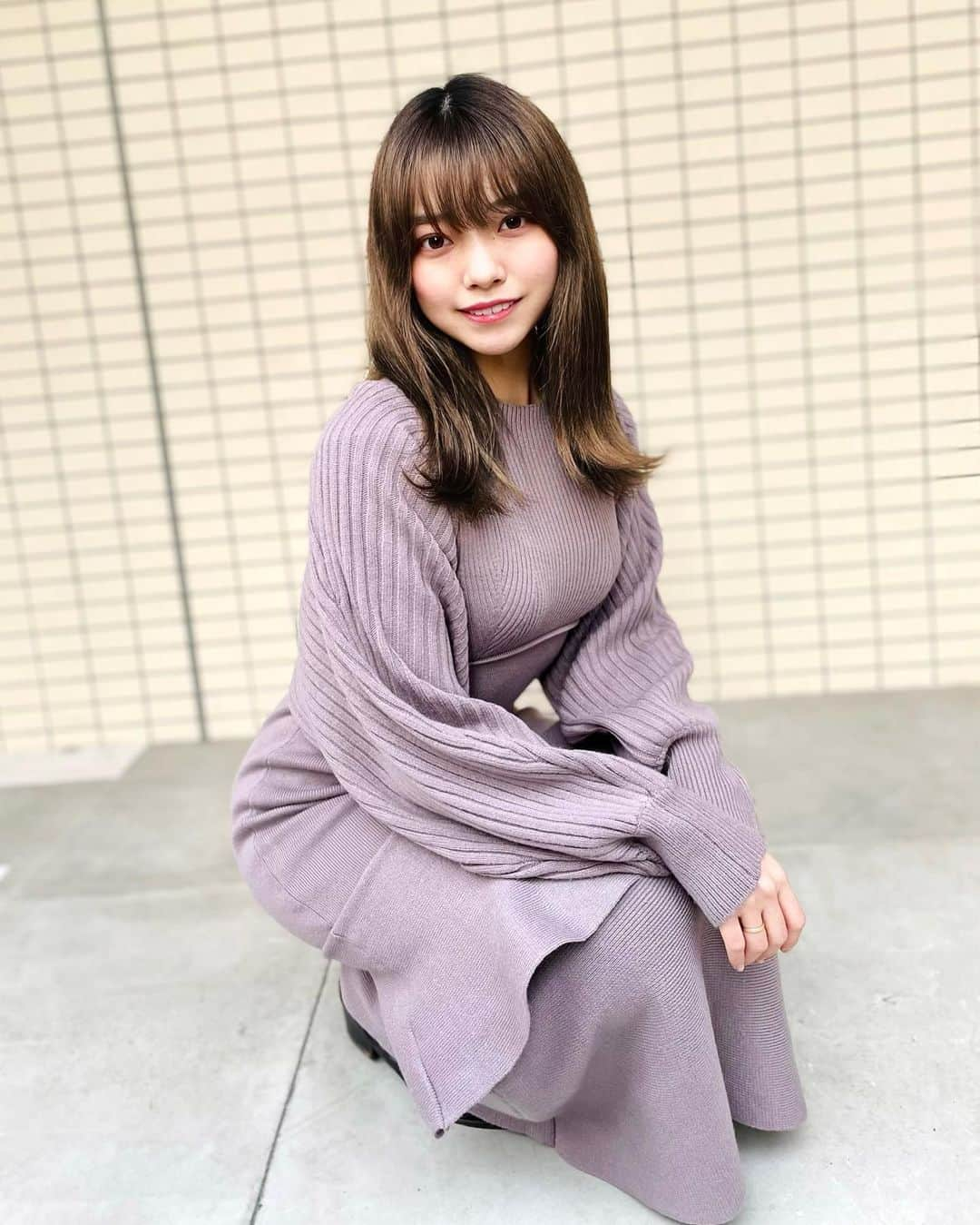 横山キラのインスタグラム：「羽織とワンピースがセットになった、ニットワンピ♡  形がぴったりしていて、体のラインがでるので大人っぽく着ることができました🎶  カラーもお気に入りです！  #mercuryduo #マーキュリーデュオ #冬コーデ #春コーデ #ニットワンピ #ニットワンピース #ファッション #pr」