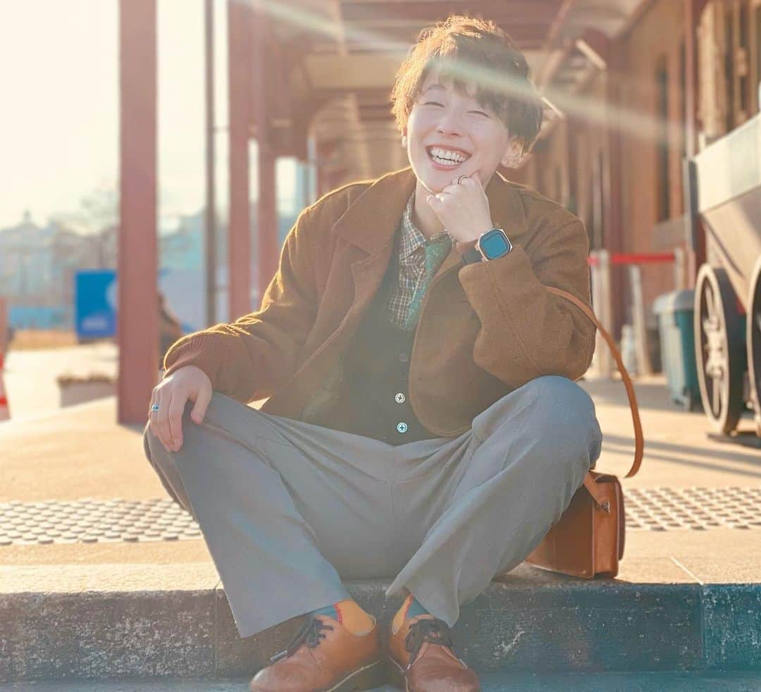 ひなたのインスタグラム：「田舎暮らしだけども都会暮らしに憧れて横浜までくり出てきたけどもこんなにも寒いとは知らず鼻を赤めちゃったりしてるけども、懲りずにまた都会に行きたいと強く思っている牧場の息子コーデ♡  この日寒すぎて5分くらいしか滞在してなかったけど太陽は完全に味方してくれたっぽい♡  左手に巻いてるのはDW初のアップルウォッチケース。持ってたアップルウォッチをはめ込んで使うんやけども、かなりの高級感と重厚感に圧巻。  @danielwellington #danielwellington#DWアップルウォッチケース#outd」