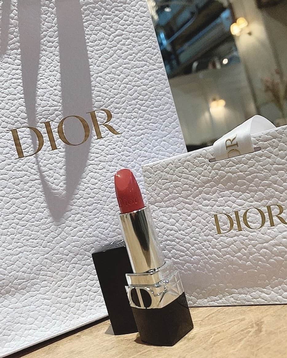 篠見星奈さんのインスタグラム写真 - (篠見星奈Instagram)「. あいりちゃんがサプライズで 1stDVDリリースをお祝いしてくれました…！  半年ぶりに会ってそれだけで嬉しかったのに 全く想像してなかった展開に 嬉しくてうるうるしました(ToT)  Dior好きなことを覚えてくれていて 私に似合うカラーのリップを プレゼントしてくれたのも嬉しかった🥲❤️  とーっても幸せな1日になりました！ あいりちゃんありがとう(*´-`) .  #黒髪 #黒髪ロング #ロングヘア #ぱっつん前髪 #ヨシンモリ #マーメイドスカート #表参道カフェ #表参道idol #idolcafe #idol #サプライズ #カフェ #表参道 #dior #グラビアアイドル #インスタグラビア #グラビア #selfie #japanesegirl #japanese #japanesemodel #girlsday #asiangirls #gravure #sexyphoto #sexy」2月18日 20時35分 - shinomi_seina