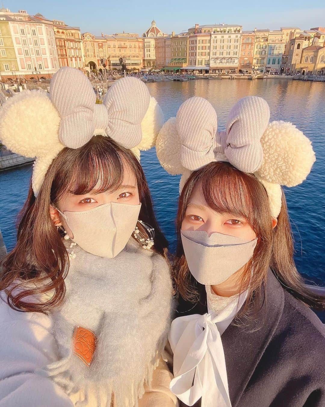 Kanaのインスタグラム：「ㅤ ㅤ シー感が強くて 2人ともお気に入りの写真🤳🏻💕 ㅤ ㅤ メディテレーニアンハーバー 夕方の雰囲気も良いよねぇ💭🌅🤍 ㅤ カチューシャで街並みが 隠れないように撮るのがおすすめです👌🏻 ㅤ ㅤ ㅤ ㅤ ㅤ ㅤ ㅤ  #kana_mana ㅤ #kana_disney」