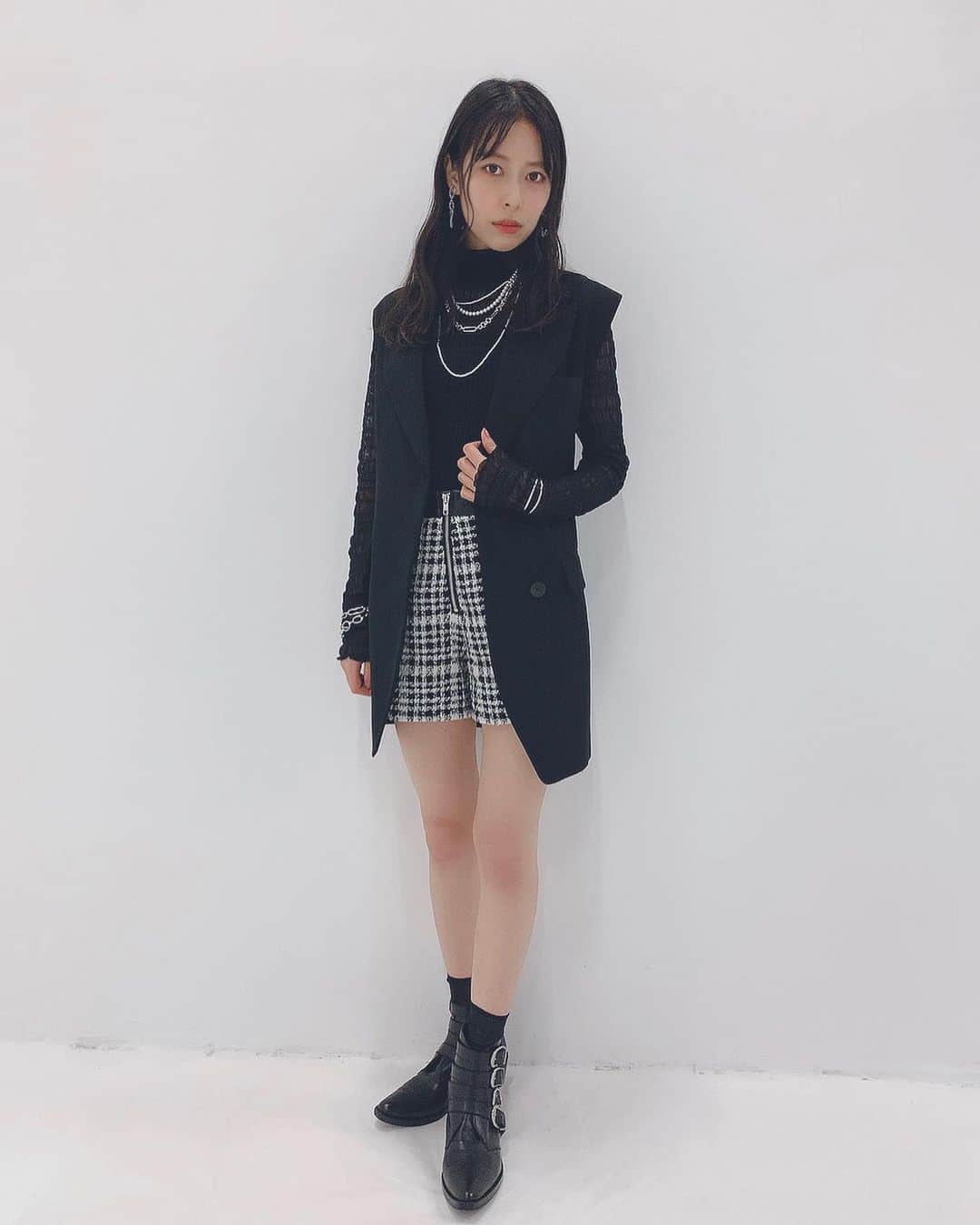 近藤玲奈のインスタグラム：「やっぱ黒の衣装好きだなぁ…🖤  スタイリストさんが素敵なコーディネートにしてくださったんです！✨  #陰の実力者」