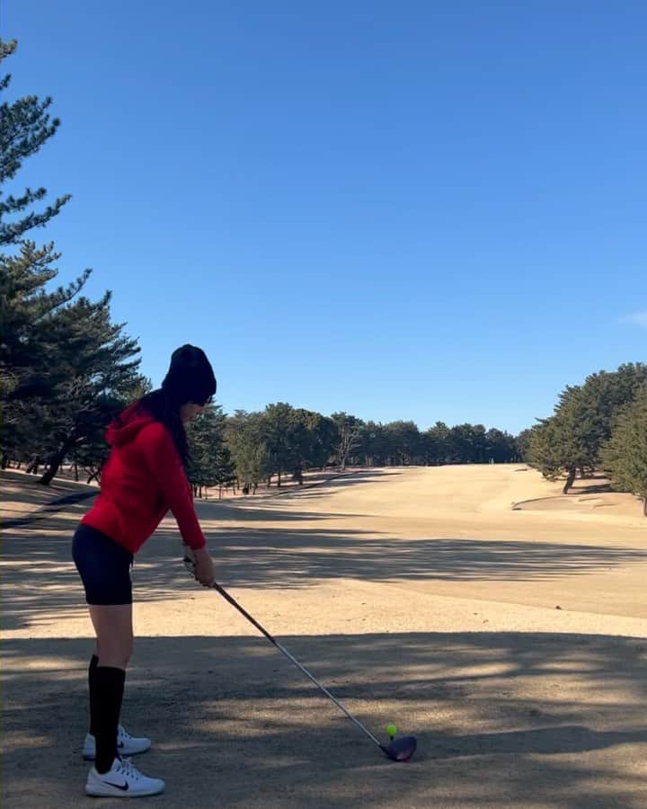 わちみなみのインスタグラム：「Par3でチップインバーディー 出せた⛳️ めちゃくちゃ嬉しかった😍  コースデビューしてまだ半年だけど、2回目のバーディー、、、✨  ゴルフ、ハマりすぎてる。 何か変わったことがないと投稿するのが恥ずかしくて、出してなかったのですが😅笑  結構ボールが走って苦戦したけど アプローチで何ヤードぐらいの感覚が少しづつついてきて嬉しい、、、⛳️  最近スイングに悩んでいてスランプに陥っていたので、 ドライバーが200ヤード近く飛ばせてご機嫌な前半でした☺️✨  次はどんなスランプに陥ってしまうのか…⛳️  @harajukugolf_academy 練習あるのみで頑張ります✨  #ゴルフ #ゴルフウェア　は @lanvin_sport_official #골프웨어 #골프웨어추천 #골프웨어코디」
