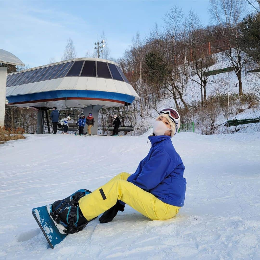 ICONIQさんのインスタグラム写真 - (ICONIQInstagram)「. 눈 녹기전에 올해 첫 #snowboarding & 첫 #소떡소떡 넘 맛나~🤤  今年初のスノーボード🏂 雪が溶けてしまう前に行けた！& 最近、流行りの #ソットクソットク 食べてみました♡ 美味しーっ」2月18日 21時05分 - iqaymiq