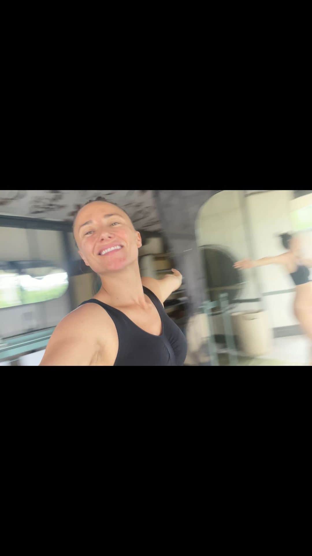 ブリアナ・エヴィガンのインスタグラム：「Happy Friday!!! Check out the full @thornybush.safari experience. Thank you guys again for all the love. The rooms, the food, the service, animal sightings, special Valentine’s Day surprises, all of it was JUST PERFECT. See you next time. #thornybushsafari #sasekatentedcamp #MoveMe #LoveInMotion」