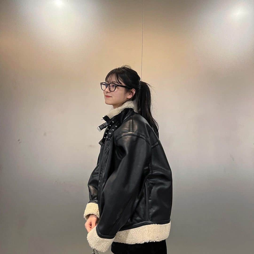 田中杏奈のインスタグラム：「✎ 最近お気に入り👓  この前トリートメントに🤍アイロンつかってたらやっぱり痛むんだけど、 @asahi.akamee さんのところ行くと毎回髪がさらさらに復活する🥺いつもありがとうございます！ ファンの子も行ってくれてるみたいでうれしいです🤍🤍  お肌は最近 @aloherb さんにお願いしてます！しっかり相談に乗っていただいてほんとにありがたい；； ダウンタイム終わってツヤツヤになりました！ありがとうございます！   #田中杏奈  #アカトリ#超音波トリートメント#超音波トリートメントアカミー#トリートメント#美髪チャージ#AKAMEE」