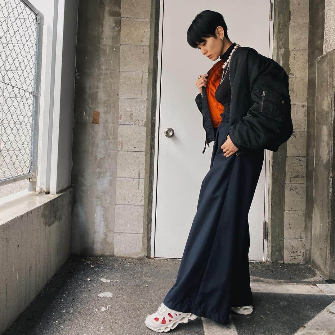 金城優華のインスタグラム：「‪︎‬♥︎🧡MA-1.  ハトムネパパさん(義父)から 年代物のMA-1を譲り受けたので テンション上がったコーデ。  指には 祖母の形見のゴールドリング。  受け継いで 身に付ける物があるって何たる幸せ。  靴は悩みに悩んで 長く愛せると思ったMIZUNO×Beautifulpeople これは息子が譲り受けたいらしい。   #長く愛せるものを選びたい   #beautifulpeople   #ma1」