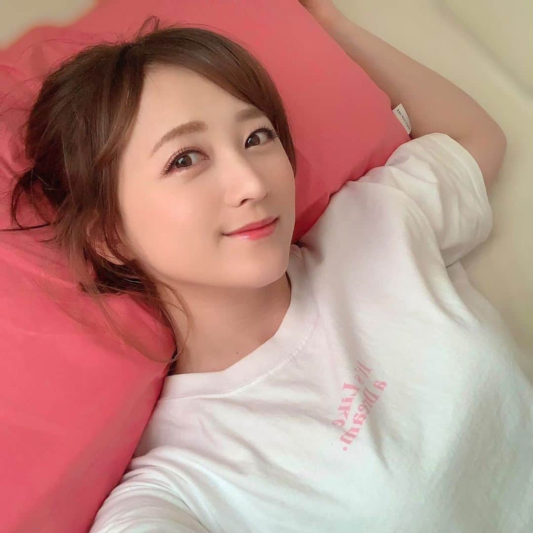 のインスタグラム：「⁡ ⁡ 最近、睡眠の質が上がってお肌の調子もいい✨ ⁡ 西川の「newmine（ニューミン）」という枕を使い始めたおかげかも🥰 ⁡ 元々、西川の枕には絶大な信頼をおいている私🙋‍♀️ ⁡ その中でも特に睡眠の質を美しさへと変換する美容睡眠ブランド「newmine」 が最近のお気に入り🥰 ⁡ 寝ている間に美容出来ちゃうなんて夢のようですよね...✨ ⁡ あらかじめアプリで自分の顔の写真を撮り、フェイスタイプを診断をしてくれて、自分にピッタリの枕を選ぶことができちゃいます‼️ ⁡ 首や頭のラインに自然にフィットしてくれて、寝心地が最高です😴💕 ⁡ 肌、髪、体を想った柔らかい生地が使用されていて、気持ちがいい...💓 ⁡ ピンクのピローケースの肌触りも最高❣️ ⁡ 同時にタオルも使い始めましたが、ふわふわで驚きの吸収性‼️そして洗うたびふっくら✨ 摩擦やドライヤー熱によるダメージを軽減してくれてお気に入りに...💕 ⁡ お風呂上がりから睡眠までの時間が楽しくなりました😉❣️ ⁡ 私のお気に入りの美容 #onemorebeauty  のご紹介でした☺️🌿 ⁡ 寝つきが悪い方や、肌荒れがなかなか治らないという方は、ぜひ枕やタオルを見直してみるのはいかがでしょうか✨ ⁡ @beauty_sleep_lab  #西川#美容睡眠#睡眠#枕#newmine#PR#onemorebeauty#睡眠時間 #ナイトルーティン#ナイトケア#美容女子 #女子力#寝具#肌にやさしい#睡眠の質#入眠」