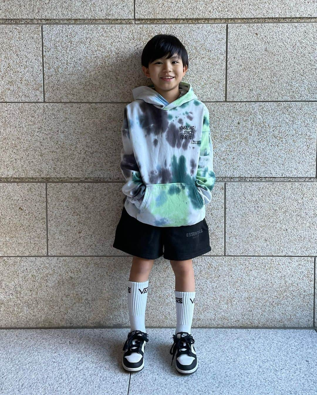 春名亜美さんのインスタグラム写真 - (春名亜美Instagram)「久しぶりの長男コーデ。  #タイダイパーカー @hm_kids  #ショーパン @essentials  #socks @vans  #shoes @nike  ・ ・ ・ #男の子コーデ #男の子ファッション #kidsfashion #キッズコーデ #hmkids #essentials #essentialskids #nikedunklow #nikedunklowpanda #7歳男の子 #7歳男子」2月18日 22時19分 - amiharunaami