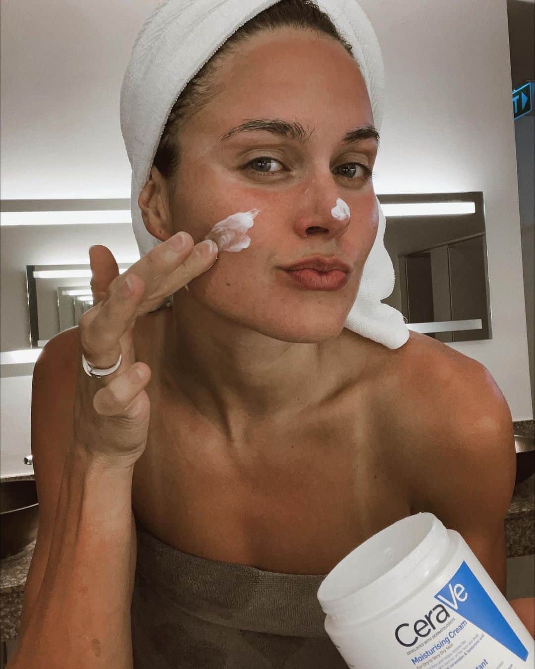 ズザンナ・ヤカボスのインスタグラム：「#reklám Habár, én nem értek a ceramidokhoz, de a @cerave hidratáló testápolója már sokszor megmentette a bőröm. A legjobb benne, hogy olyan, mint a fiúknak a törölköző, ugyanazt használom a testemre és az arcomra 😁 . . .  #ceravehungary #protectyourgreatprotector #vedoretegvedelem #ceramidokszakertelemmel #szarazborszakertoje」