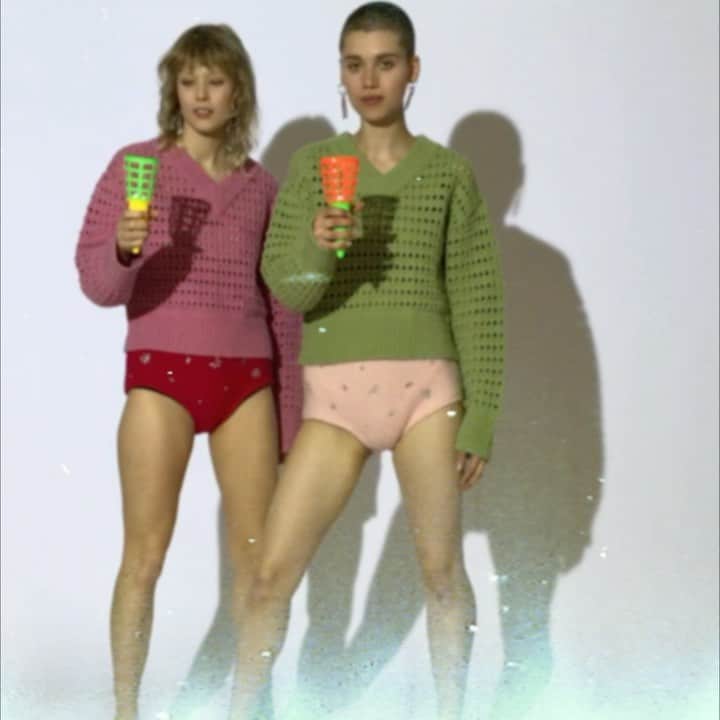 マーカスルプファーのインスタグラム：「READY FOR THE WEEKEND   S/S22  #markuslupfer #knitwear」