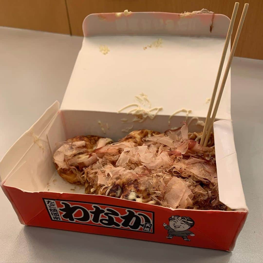 篤志のインスタグラム：「打ち上げが出来ない地方公演はやっぱり淋しいですが、その分差し入れを増やしてくれるスタッフさんのお陰でだいぶ胃袋がサイコーです💁‍♂️」