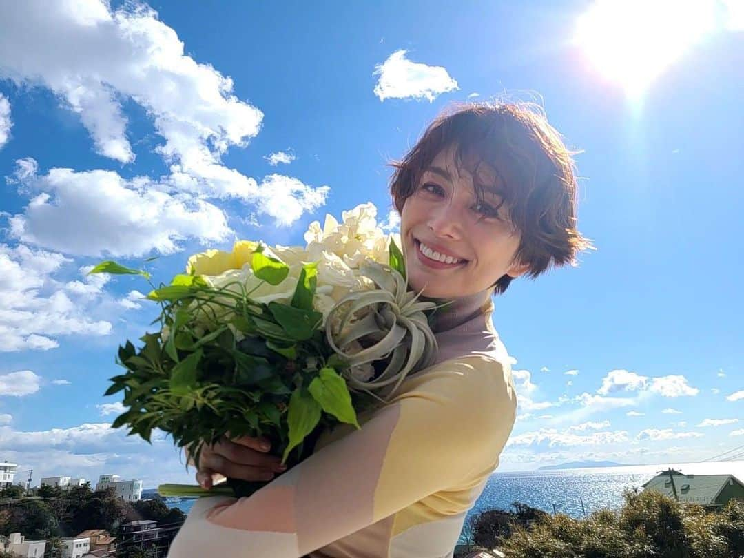 米倉涼子さんのインスタグラム写真 - (米倉涼子Instagram)「青空の下、素敵なお花をいただきました💐✨  I got a beautiful bouquet 💐 under the blue sky ☀️  @fendi  #晴天  #まだ寒い  #ありがとうございます」2月18日 23時28分 - ryoko_yonekura_0801