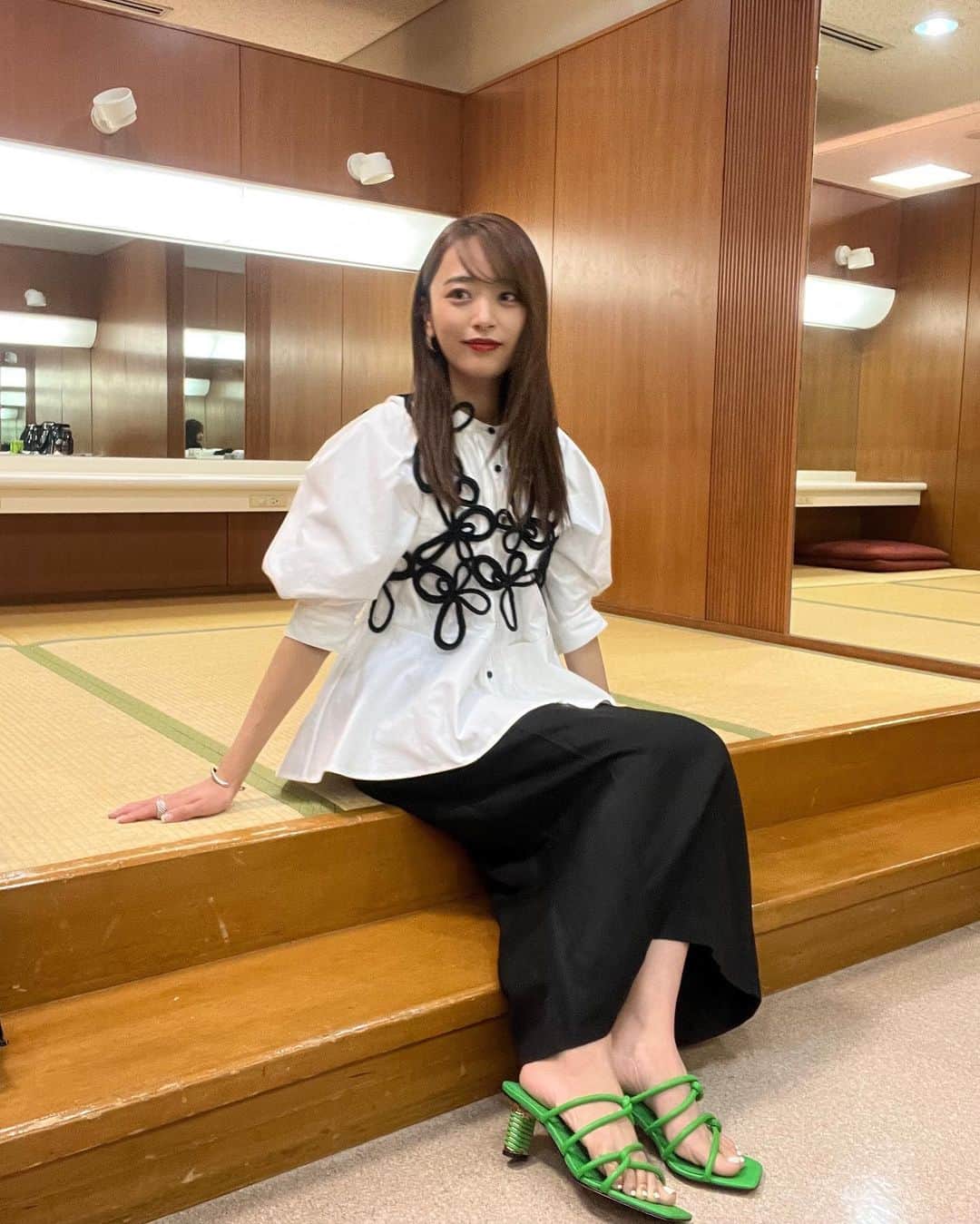 近藤千尋のインスタグラム：「昨日のラヴィット衣装です💗 このベスト 沢山どこのー？と質問を頂きました❣️  いつも衣装は10年くらいお世話になっている スタイリストさんが、 用意してくれるんですが その中から一緒に選んでます✌️❤️  ラヴィットの衣装、本番前の 朝6:00くらいに選んでるよ🤣笑  今日は土曜日！ 朝から生放送終わって 午後は子供達とゆっくりします🏠💕  ウェア @rumche_official  アクセサリー @unoaerre_japan  シューズ @charleskeith_jp」