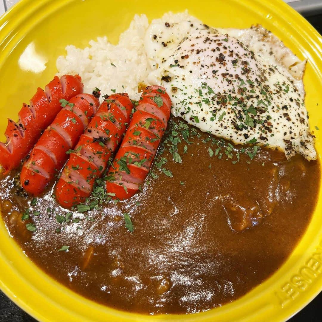 西山茉希さんのインスタグラム写真 - (西山茉希Instagram)「"淡路島のたまねぎカレー" ではなく。 "淡路産たまねぎカレー" である。  間違えちゃってごめんなさい 😨🙏🥲  #西山食堂 #旨金 #串カツだるま #淡路産たまねぎカレー #🧅🍛🧅  チビーズカレープレート。 〜それぞれのお好みトッピング〜  #昭和の旨味ウインナー #納豆 #きゅうりとリンゴのマヨサラダ #半熟目玉焼き  大人の贅沢はペッパー祭で。 たまねぎカレーのおいしさったら💛😋💛  #週末すたーてぃん #ぐんもです」2月19日 9時57分 - maki.nshiyama50