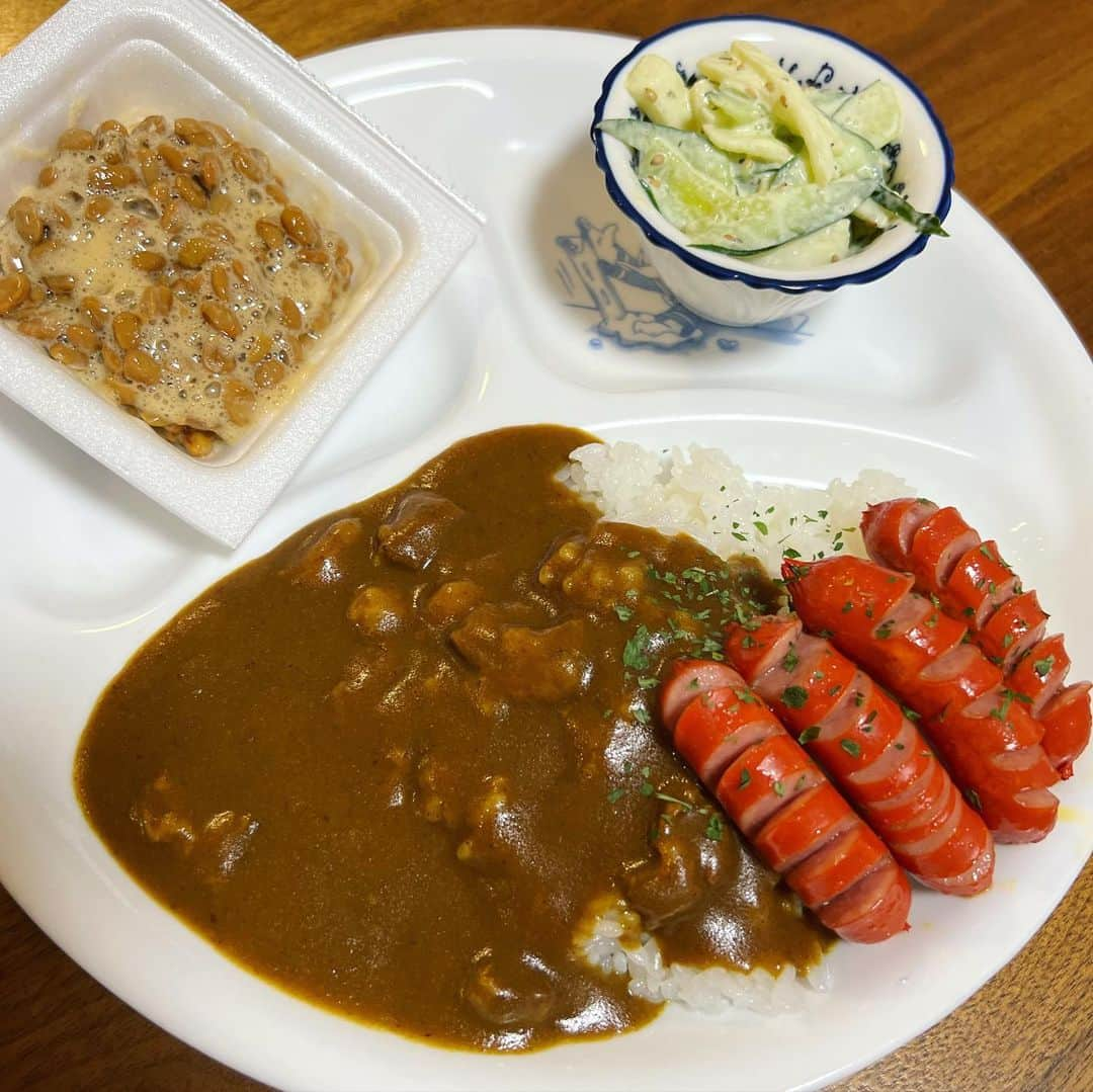 西山茉希さんのインスタグラム写真 - (西山茉希Instagram)「"淡路島のたまねぎカレー" ではなく。 "淡路産たまねぎカレー" である。  間違えちゃってごめんなさい 😨🙏🥲  #西山食堂 #旨金 #串カツだるま #淡路産たまねぎカレー #🧅🍛🧅  チビーズカレープレート。 〜それぞれのお好みトッピング〜  #昭和の旨味ウインナー #納豆 #きゅうりとリンゴのマヨサラダ #半熟目玉焼き  大人の贅沢はペッパー祭で。 たまねぎカレーのおいしさったら💛😋💛  #週末すたーてぃん #ぐんもです」2月19日 9時57分 - maki.nshiyama50