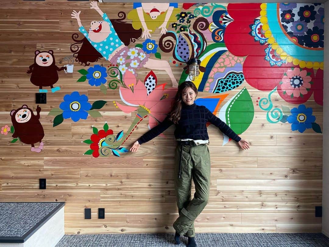 坪井保菜美のインスタグラム：「🎨Wall art 2m×4m🌸の壁 また描きたいっ🐇  #壁画 #壁画制作 #壁画アート  #アート #絵 #華 #花 #wall #wallart #art #flowers」