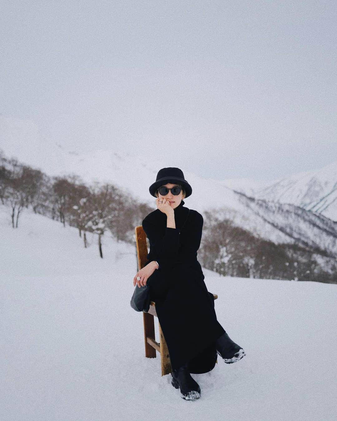 高山都さんのインスタグラム写真 - (高山都Instagram)「テーマは女性作家さんの冬籠り。 お散歩がてら、のんびり谷川岳に来たら(着の身着のまま)スキーやスノボの方もチラホラしかいなくて、カメラで遊んだ。 面白かった！ ワタシなんか強そう。笑 ニットのセットアップと全身黒のおかげか？ やることなくても、どこでも遊びって見つけられるもんですね。カメラ持ってきててよかった！ さて、今日も元気にロケ📸(お仕事です)いってきまーす！」2月19日 10時03分 - miyare38