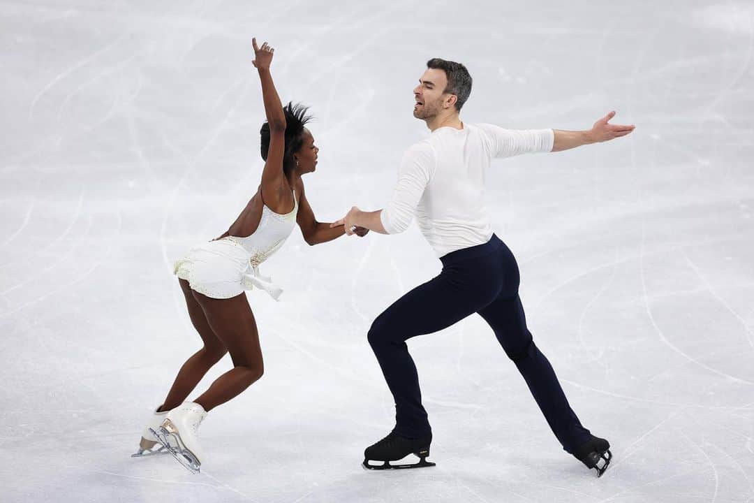 エリック・ラドフォードのインスタグラム：「I LOVED skating out there this evening. Yes there was room to improve but we skated from the heart and for me that’s the most important. Thank you for all the support and we will see you out there one more time for the long tomorrow!  #olympics #beijing2022 #figureskating #figureskater #pairskating #feelthemoment #gratitude」