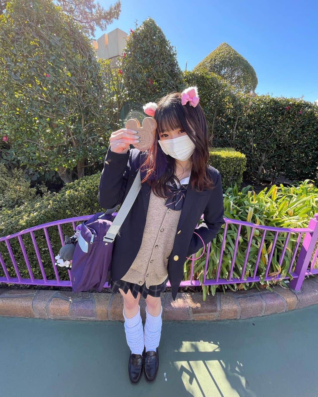 平野夢来（ゆぴぴ）のインスタグラム：「深夜投稿＾＾　  mariechan🤍🎀 制服とルーズは可愛すぎるて~❤︎❤︎  #ディズニー#ディズニーランド＃マリーちゃん#制服ディズニー#jkブランド」