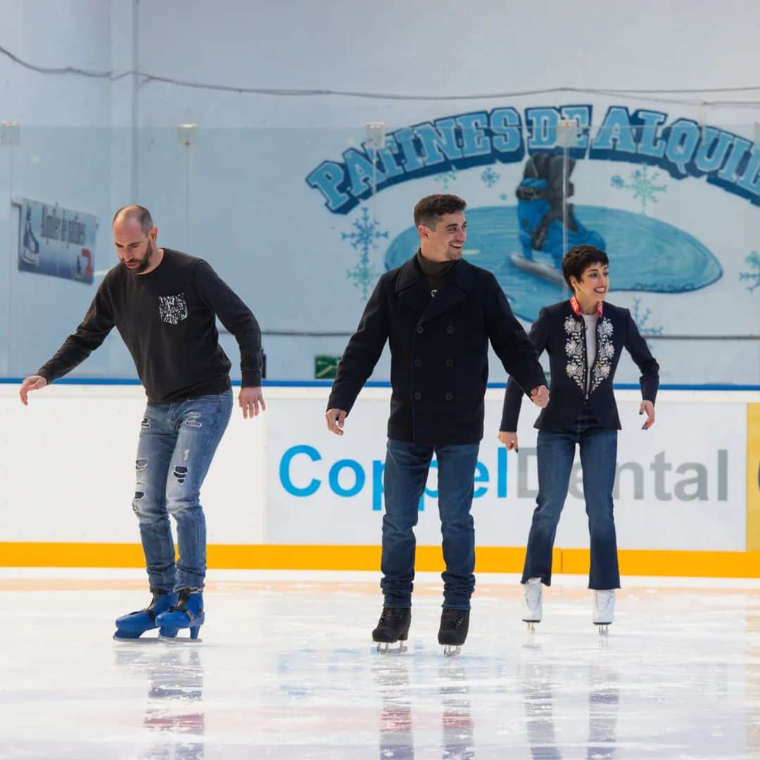 ハビエル・フェルナンデスのインスタグラム：「Celebramos 4 años de mi medalla olímpica patinando en compañía de grandes compañeros.⛸️❄️  ¡Gracias por acompañarme en este día tan emocionante! 😉  @reginoherma3 @anderskeleton @sarasobrehielo @coe_es」