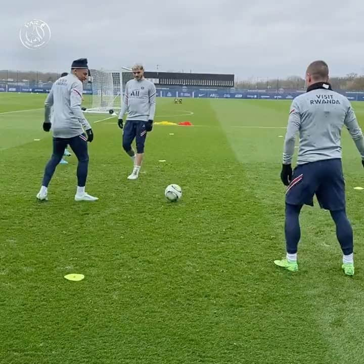 アンデル・エレーラのインスタグラム：「Que buscabais en el cielo @mauroicardi @k.mbappe ? 😜😜😜」