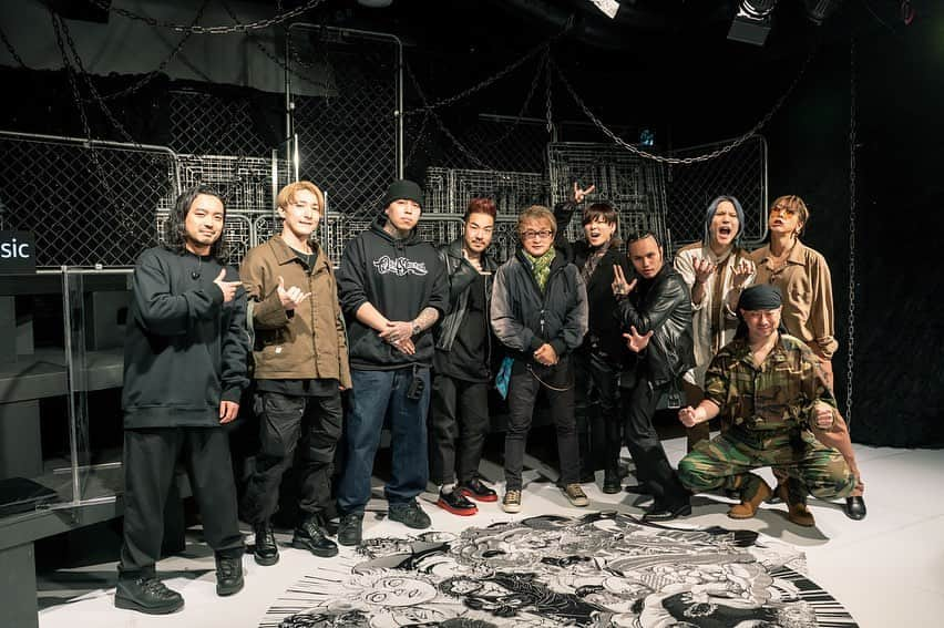 Kazuki Takemuraのインスタグラム：「Thank you for watching 「Amazon Music Live: Crossfaith 」  刃牙の作者、板垣先生から直接お話が聞けて、アーティストとしての考え方や在り方など勉強になりました。 後日アーカイブ公開予定なので観れなかった方はお楽しみに！  📷 @takeshiyao」