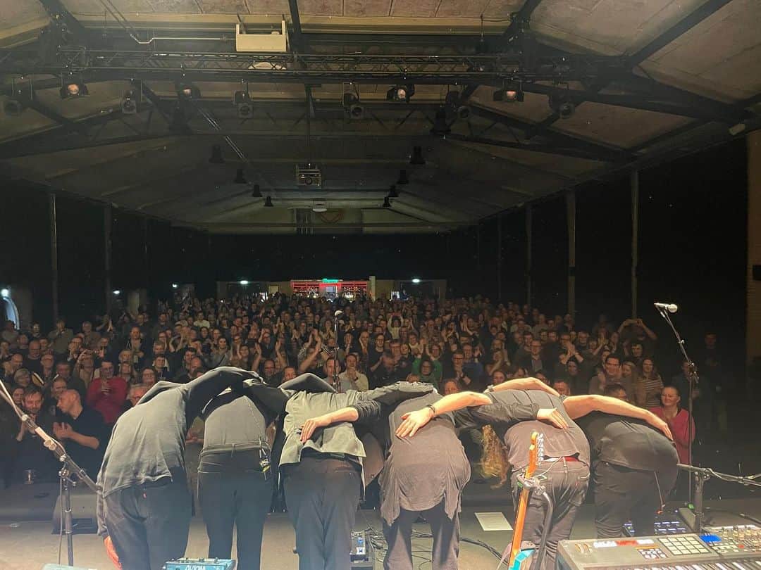 ミューのインスタグラム：「Tusind tak Fredericia!! I var et dejligt publikum! 🤍 Og kæmpe tak til @dkunderholdningsorkester so good to play with you guys!」