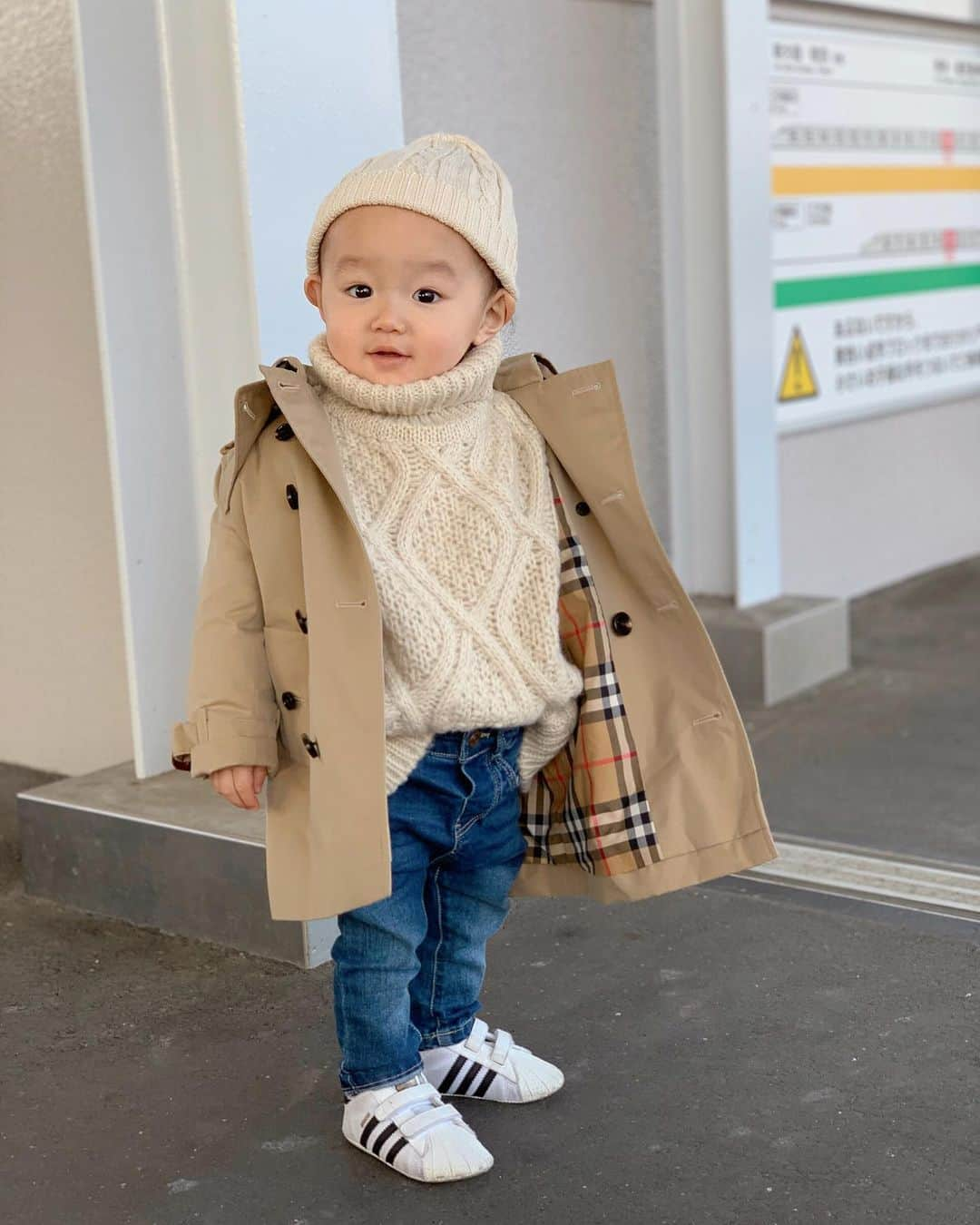 あすかさんのインスタグラム写真 - (あすかInstagram)「ㅤㅤ  ㅤ ランチ🍽 ㅤㅤ  ㅤ mama ㅤ knit： @adametrope  pt： @bebe____ange  trench coat： @burberry  bag： @newbottega  knit cap： @uniqlo_jp   ㅤ boy ㅤ tops： @uniqlo_jp  pt： @breeze__official  trench coat： @burberry  ㅤ ㅤ ㅤ ㅤ トレンチコート🧥はお下がり🤎 三男にも着せたい🎶 1歳、2歳のほーちゃん懐かしいな👶🏼💞 ㅤ ㅤ ㅤ ㅤ  #mamagirl#burberry#burberrytrench#bottegavenetabag#マタニティコーデ#ぷんにー#妊娠8ヶ月#妊娠中#3人目妊娠中#男の子ママ#三兄弟ママ#カジュアルコーデ#トレンチコート#親子コーデ#親子リンクコーデ#キッズコーデ#シンプルコーデ#スウェットパンツ#ママコーデ#30代コーデ#30代ファッション   ㅤ  ㅤ」2月19日 7時35分 - ask_____10