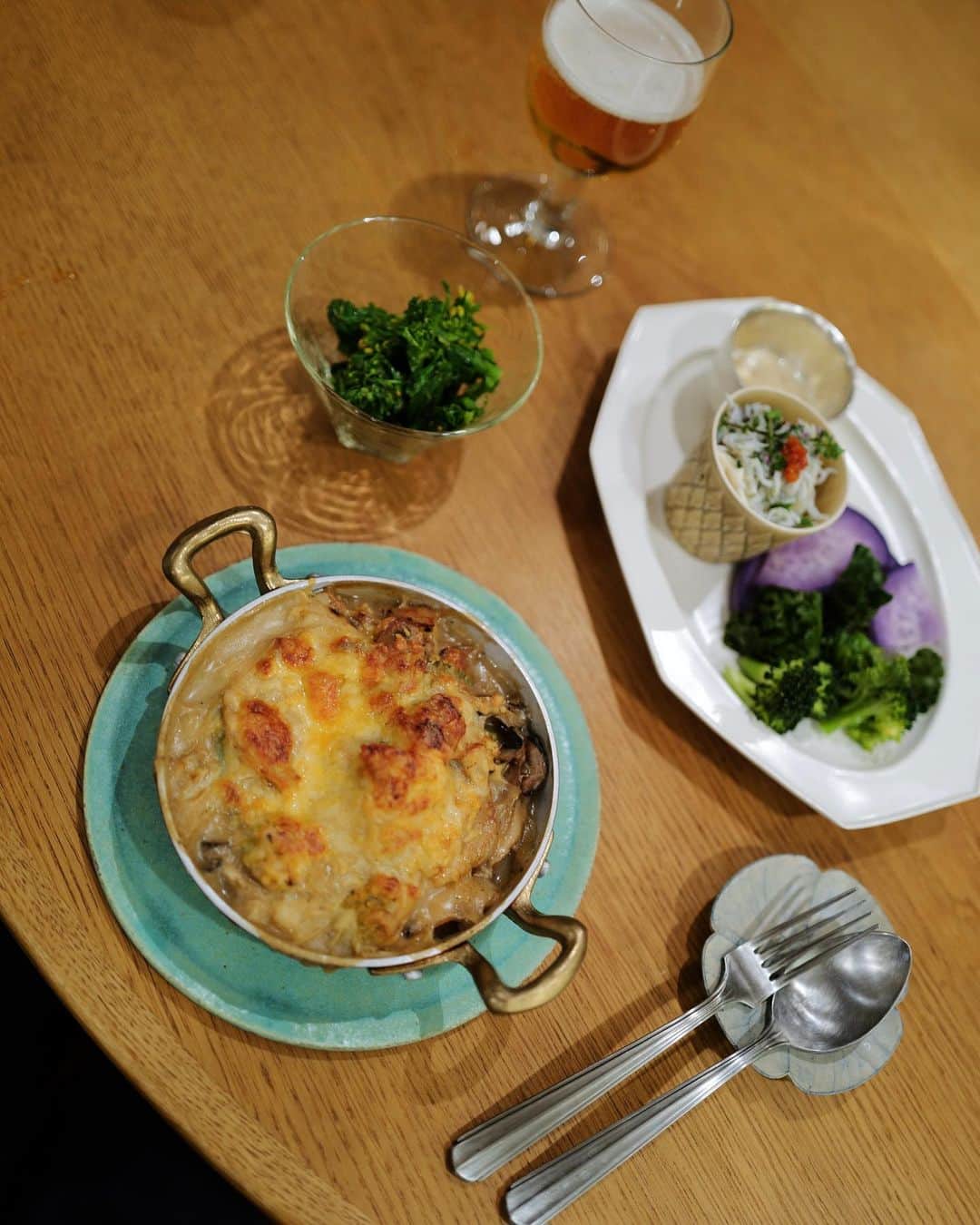高山都さんのインスタグラム写真 - (高山都Instagram)「冬の白い野菜は白菜、カブ、ロマネスコ、そして新玉ねぎ。 これに、ぷりんぷりんの大きな牡蠣を合わせました。 またグラタン😟いやまたグラタンだ♡って感じです。 とても美味しくできて満足！ ただ、量が多くって、1/3残った具は冷蔵庫に。 今夜か明日もテーブルの上に並びそう。 それと、菜の花のジェノベーゼ和え。 せいろの中で一緒に蒸した野菜とお豆腐は別々に。 温奴はオリーブオイル、塩、シラスと柚子胡椒で洋風に。 プチヴェールとブロッコリーと赤大根は、ハニーマスタードマヨネーズにディップ。 盛り付けも、お洋服のコーディネートみたいで楽しい。 どんな色合わせで、どんな小物使いをしようか。 豆皿も小鉢も酒器も使い方は自由！ グラタンのお皿は @ballarini_jp  下の水色が美しいのは　 #青木浩二 さん カトラリー置きにした豆皿は木彫りに漆が塗られているお花の作品。 #湯浅ロベルト淳 さん@roberto_jun_yuasa  カトラリーは #竹俣勇壱 さん @takemata_yuichi  白のお皿は #石川隆児 さん 中が銀の小さな酒器も石川さん。 @iskwryuji  菜の花のガラスは #石川硝子工藝舎  お豆腐いれたのは、デンマークの #クロニーデン  グラスはフランスのヴィンテージ。 ヤエカで出会いました。」2月19日 7時58分 - miyare38