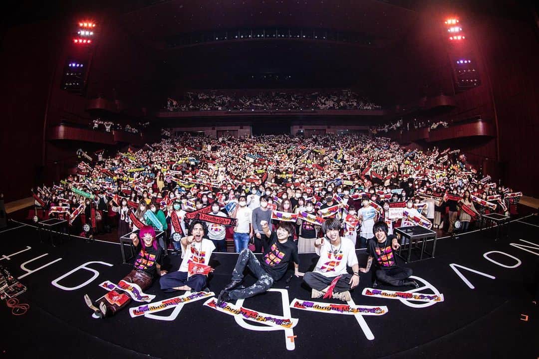 のインスタグラム：「2022.02.18 at 群馬 高崎芸術劇場 全国ワンマンホールツアー初日でした。 こんな時代だからこそライブが絶対に必要なんだと 改めて感じさせてくれた1日でした。  久しぶりにワンマンライブをして最高に楽しかった。 でももちろん課題もたくさん見つかった。 もっともっと成長して進化してひとまず ファイナル武道館2daysまで突っ走っていきます。  みんなの元気そうな笑顔が見れて幸せでした！ 次は2月25日神奈川県横須賀！ みんなよろしくお願いします！  Photo : @haraitachi  #novelbright #hopeassorttour  #群馬 #高崎 #高崎芸術劇場  #集合写真の俺の顔めっちゃ嬉しそうやん #だるまさんがころんだ楽しかった笑」