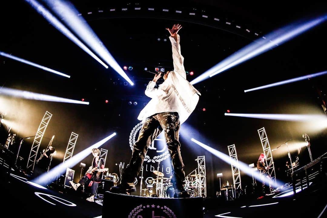 竹中雄大さんのインスタグラム写真 - (竹中雄大Instagram)「2022.02.18 at 群馬 高崎芸術劇場 全国ワンマンホールツアー初日でした。 こんな時代だからこそライブが絶対に必要なんだと 改めて感じさせてくれた1日でした。  久しぶりにワンマンライブをして最高に楽しかった。 でももちろん課題もたくさん見つかった。 もっともっと成長して進化してひとまず ファイナル武道館2daysまで突っ走っていきます。  みんなの元気そうな笑顔が見れて幸せでした！ 次は2月25日神奈川県横須賀！ みんなよろしくお願いします！  Photo : @haraitachi  #novelbright #hopeassorttour  #群馬 #高崎 #高崎芸術劇場  #集合写真の俺の顔めっちゃ嬉しそうやん #だるまさんがころんだ楽しかった笑」2月19日 19時42分 - yudai_vo
