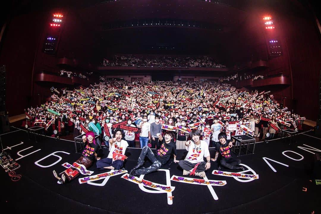 竹中雄大さんのインスタグラム写真 - (竹中雄大Instagram)「2022.02.18 at 群馬 高崎芸術劇場 全国ワンマンホールツアー初日でした。 こんな時代だからこそライブが絶対に必要なんだと 改めて感じさせてくれた1日でした。  久しぶりにワンマンライブをして最高に楽しかった。 でももちろん課題もたくさん見つかった。 もっともっと成長して進化してひとまず ファイナル武道館2daysまで突っ走っていきます。  みんなの元気そうな笑顔が見れて幸せでした！ 次は2月25日神奈川県横須賀！ みんなよろしくお願いします！  Photo : @haraitachi  #novelbright #hopeassorttour  #群馬 #高崎 #高崎芸術劇場  #集合写真の俺の顔めっちゃ嬉しそうやん #だるまさんがころんだ楽しかった笑」2月19日 19時42分 - yudai_vo