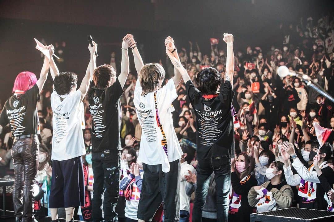 竹中雄大さんのインスタグラム写真 - (竹中雄大Instagram)「2022.02.18 at 群馬 高崎芸術劇場 全国ワンマンホールツアー初日でした。 こんな時代だからこそライブが絶対に必要なんだと 改めて感じさせてくれた1日でした。  久しぶりにワンマンライブをして最高に楽しかった。 でももちろん課題もたくさん見つかった。 もっともっと成長して進化してひとまず ファイナル武道館2daysまで突っ走っていきます。  みんなの元気そうな笑顔が見れて幸せでした！ 次は2月25日神奈川県横須賀！ みんなよろしくお願いします！  Photo : @haraitachi  #novelbright #hopeassorttour  #群馬 #高崎 #高崎芸術劇場  #集合写真の俺の顔めっちゃ嬉しそうやん #だるまさんがころんだ楽しかった笑」2月19日 19時42分 - yudai_vo