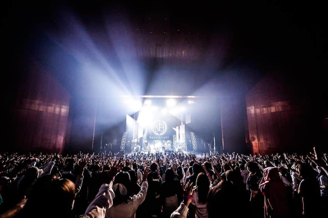 竹中雄大さんのインスタグラム写真 - (竹中雄大Instagram)「2022.02.18 at 群馬 高崎芸術劇場 全国ワンマンホールツアー初日でした。 こんな時代だからこそライブが絶対に必要なんだと 改めて感じさせてくれた1日でした。  久しぶりにワンマンライブをして最高に楽しかった。 でももちろん課題もたくさん見つかった。 もっともっと成長して進化してひとまず ファイナル武道館2daysまで突っ走っていきます。  みんなの元気そうな笑顔が見れて幸せでした！ 次は2月25日神奈川県横須賀！ みんなよろしくお願いします！  Photo : @haraitachi  #novelbright #hopeassorttour  #群馬 #高崎 #高崎芸術劇場  #集合写真の俺の顔めっちゃ嬉しそうやん #だるまさんがころんだ楽しかった笑」2月19日 19時42分 - yudai_vo