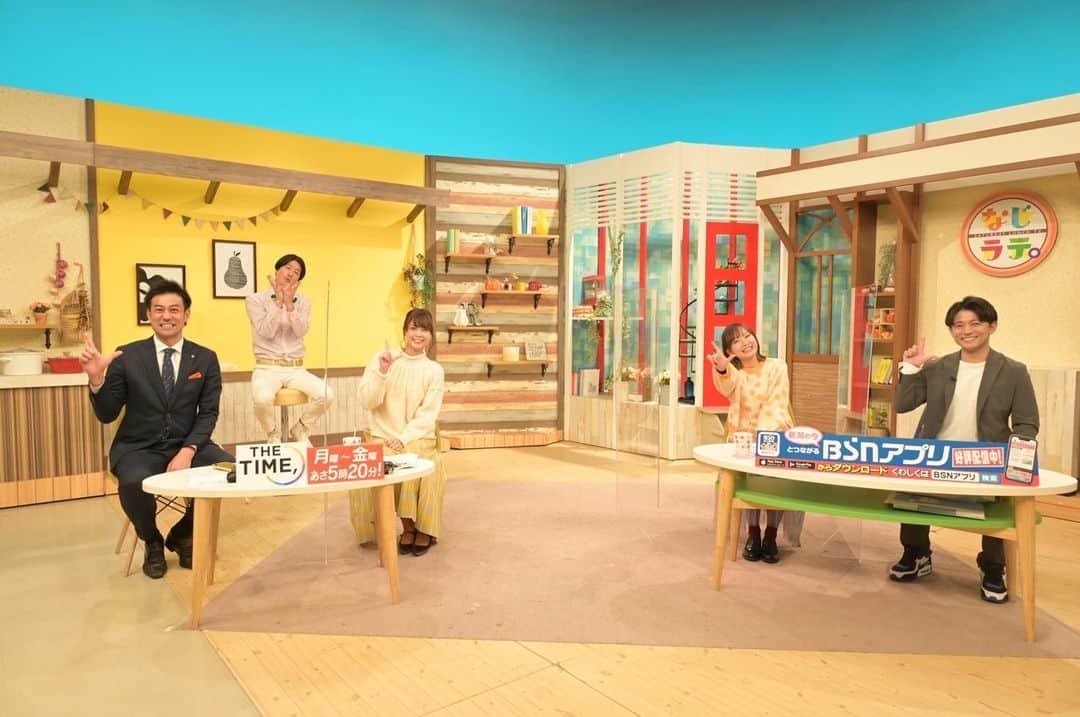 Negiccoのインスタグラム：「本日「なじラテ。」 生出演でした。 工藤アナのバースデーで、 番組終わりにみんなで、 お祝いしました。  アルビ明日開幕戦！ 野澤さんも気合入ってました！  #なじラテ。 #Negicco #Kaede」