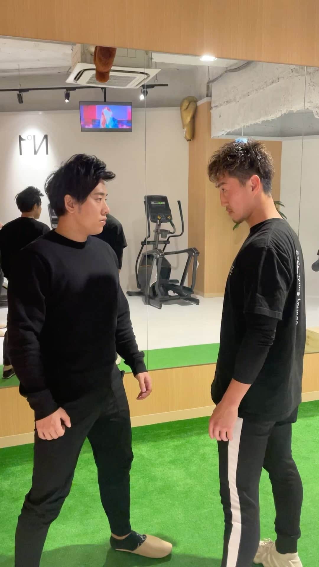 のインスタグラム：「.  秀さんと向き合ってみた👊  #K1#チャンピオン#山崎秀晃」