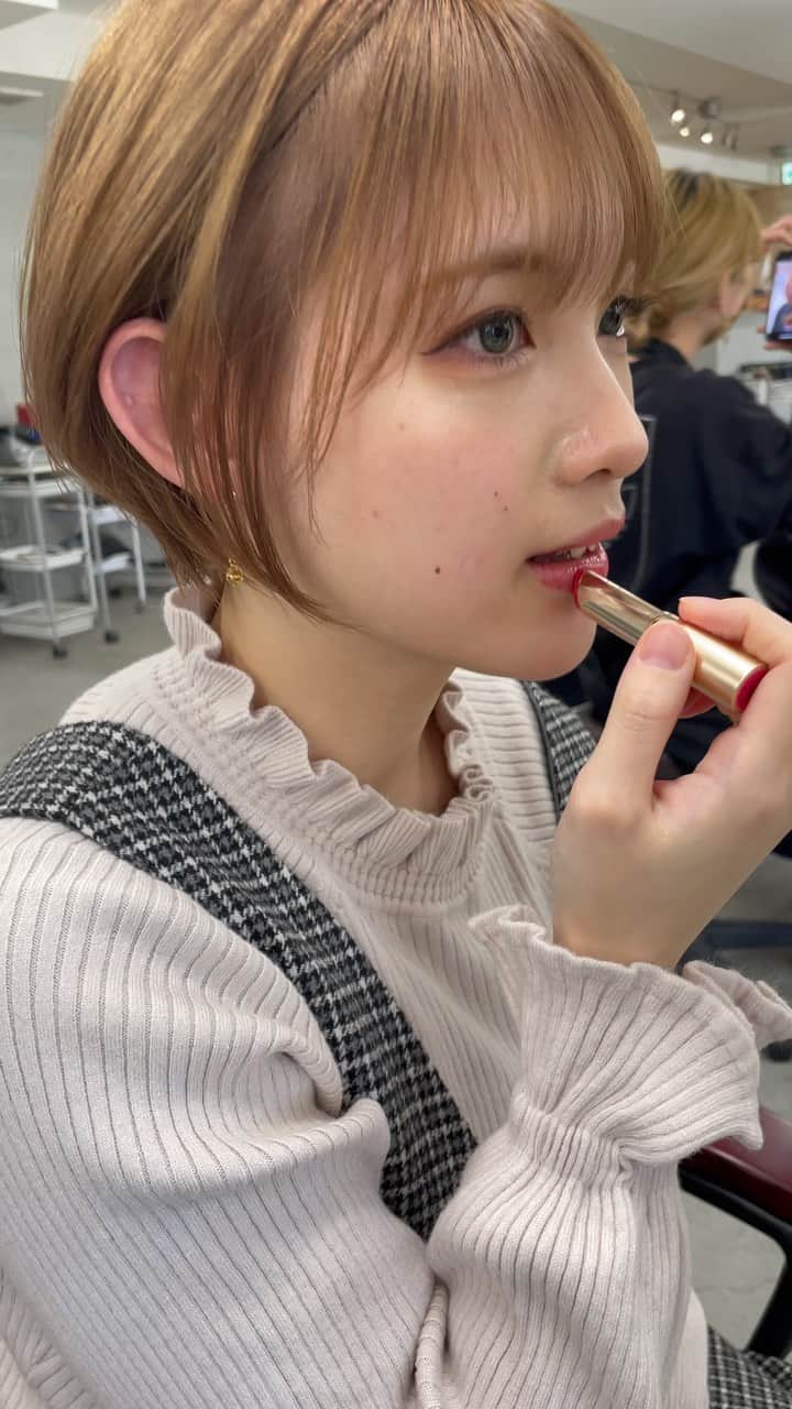 寝々ねねこのインスタグラム：「💇🏻‍♀️ コメント欄いつも1日くらい経たんと表示されへんくて困る😿 返信遅かったり返信出来てないのそのせいです😿 。 近いうち可愛い服着れるかもでウキウキしてる 。 #ハイトーンショート #ミニボブ #グレージュ #ショートボブ #ボブ #ヘアカラー #ヘアカラーアッシュ #shortbob #bob #横顔 #アッシュグレー #アッシュベージュ #アッシュカラー #ボブヘア #단발머리 #ハイトーンショート #ハイトーンカラー #ショートヘア #ショート #イメチェン #ベリーショート #shortcut #short #美容院 #撮影 #撮影モデル #被写体 #被写体モデル #サロンモデル #タンバルモリ」