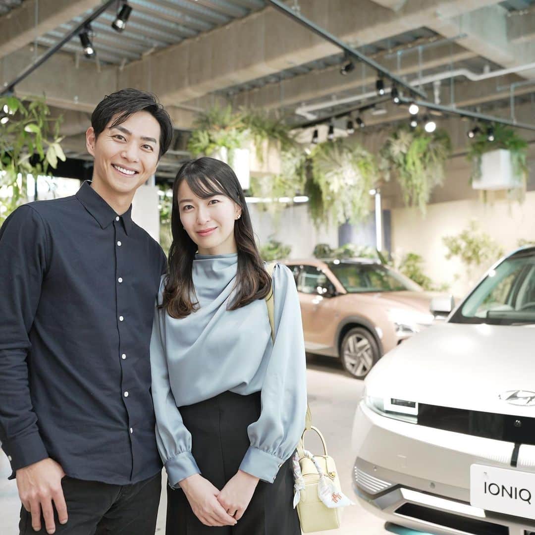 岩間恵のインスタグラム：「Hyundai（ヒョンデ）が2/8に日本に参入したということで、ポップアップのレセプションに行ってきました！（ZEVのみの参入みたいです）  電気自動車、静かで乗り心地良かった...  原宿のJingで今日からポップアップをしています🚗 展示が楽しいので気軽に遊びに行ってみてください！  オンラインで簡単に試乗予約もできます😉🤍  #hyundaihouseharajuku #lifemoves  #ヒョンデ #pr」