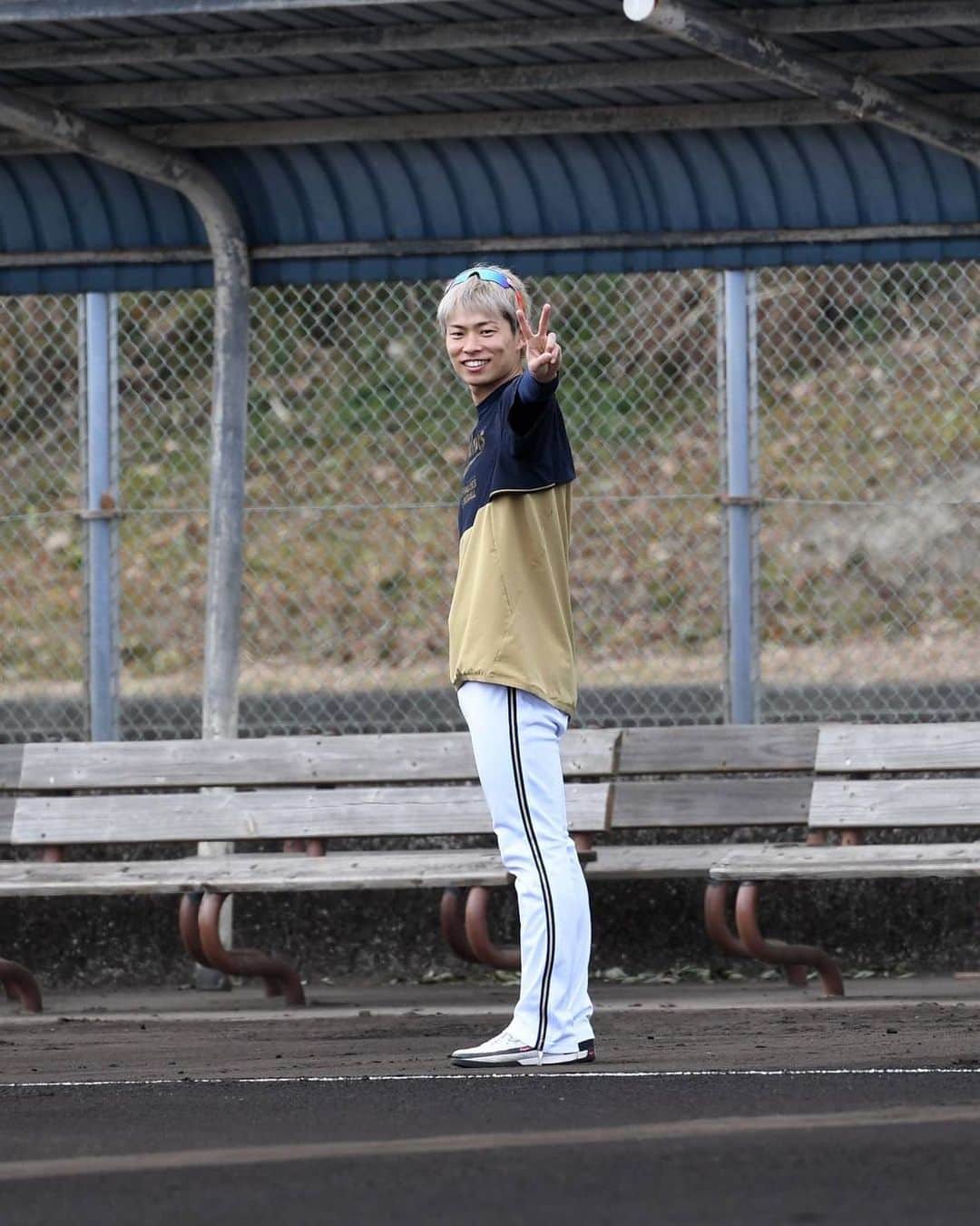 のインスタグラム：「⁣ キャンプも終盤🥎⁣ 明日も頑張ります！！⁣ ⁣ 写真はすご〜く遠いところから由伸くんが⁣ いい感じに撮ってくれました🤫⁣ カメラのセンスもあるんですね🙆‍♂️  #カメラマン #山本由伸」
