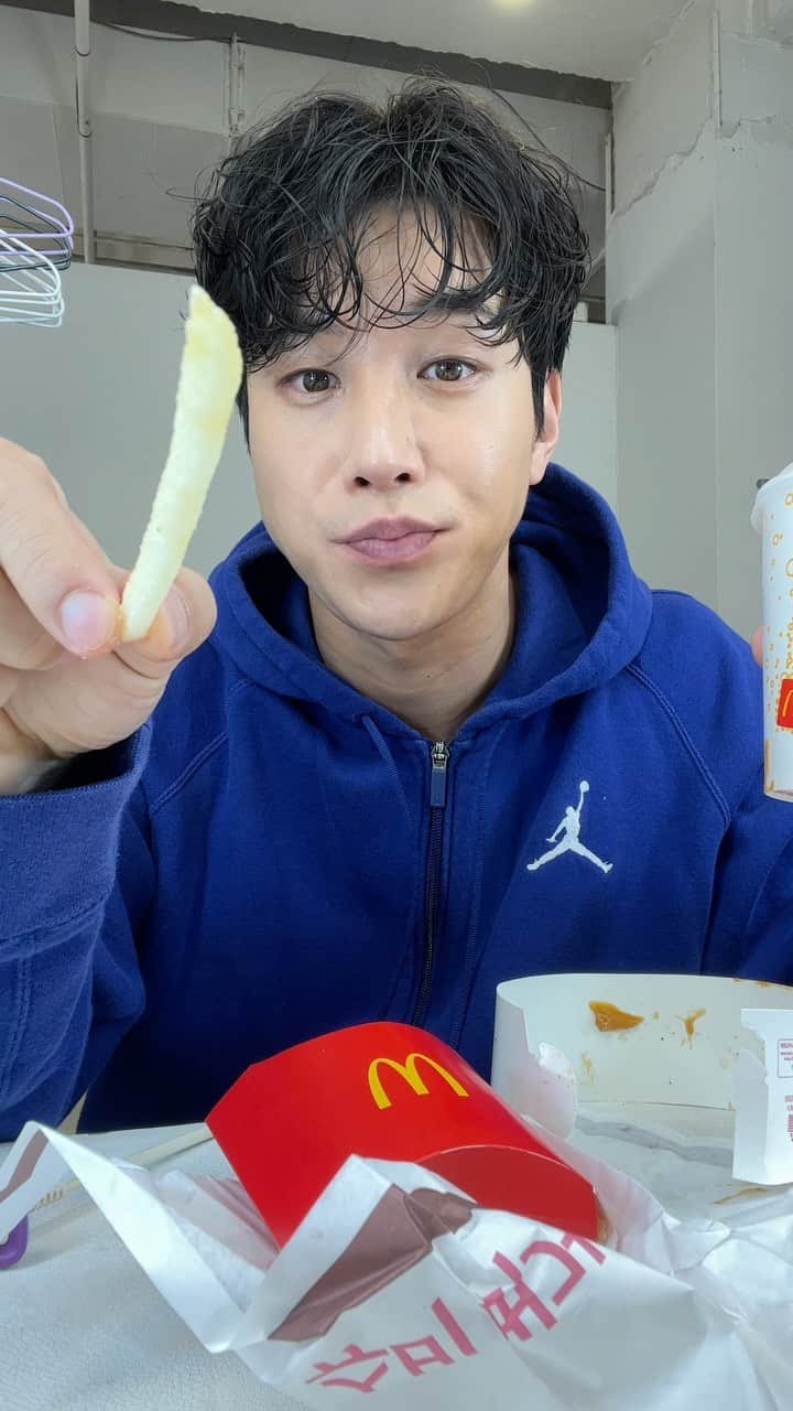 Lee Si-gangのインスタグラム：「저녁뭐먹어요?🍽  夜ご飯何食べるの？🍽」