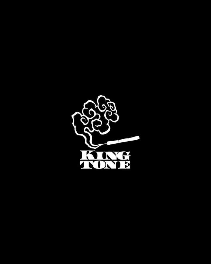 FREAK'S STORE渋谷のインスタグラム：「【TOPICS】 “KING TONE TOKYO × FREAK’S STORE POPUP” 2022.3.4(fri)～RELEASE!  KING TONE TOKYOとFREAK’S STOREによるスペシャルコラボレーションコレクションが発売！ 期間限定でFREAK’S STORE渋谷店に併設するOPEN STUDIO、FREAK'S STORE onlineで販売される。  数多くのラッパーへのトラック提供や自身が所属するSICK TEAMでの活動やISSUGI、5lack、PUNPEEなどを招いたソロ作品のリリースなど、 メインストリームとアンダーグラウンドを自在に行き来し、シーンから絶大な信頼を得るBUDAMUNK。 彼が主宰するKING TONE TOKYOとFREAK’S STOREとのコレクションは、アパレルと小物で構成され、 KING TONEが放つドープさと煙たさをデザインとして落とし込み、そのままの空気感を感じ取ることができる。  今回のコラボレーションに際して撮影を行ったビデオとルックには、 BUDAMUNKはもちろんのこと、彼と親交のあるMONJU、SICK TEAMのメンバーであり東京を代表するラッパーISSUGI、 ダンサーoSaam、YASS、Takuya, RANAが登場し、撮影にはSkidを起用。 彼らの拠点である渋谷を中心とした都内で撮影されたカットを切り取り、今までには無い特別なムービーが出来上がった。  OPEN STUDIOで開催するPOPUP STOREでは、KING TONEの世界観をそのまま体感できる空間となっており、 ここだけでしか手に入れることのできないexclusiveなアイテムも多数ご用意。 BUDAMUNKが今回のPOPUPのためだけに作成したスペシャルなMIXもリリースする。 その他、小物やBUDAMUNK、MONJU、KID FRESINOが所属するDogear Records関連の音源まで多数ラインナップ予定。 是非、またとない機会をお見逃しなく。  ※KING TONE × FREAK’S STORE スペシャルコラボレーションコレクション 販売日程  KING TONE POPUP STORE ■2/18(金)～　公式ECサイト予約開始　 FREAK’S STORE  online  ■ 3/4(金)～ 発売開始 FREAK’S STORE online (@freaksstore_official )  ■3/5(土)～3/14(日)　POP UP Event OPEN STUDIO(@openstudio_gallery )  ■協賛 Dogear Records(@dogear_gram ) JAZZY SPORT(@jazzysport.tokyo ) THE CHILL MART(@thechillmart )  #kingtone #freaksstore #budamunk #キングトーン #フリークスストア #dogears #issugi #jazzysport」