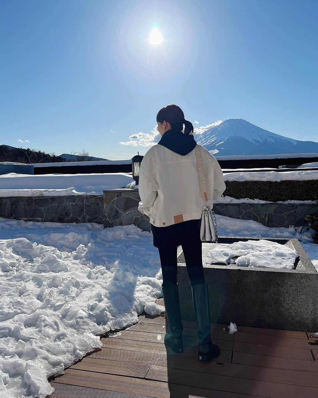 桃華絵里さんのインスタグラム写真 - (桃華絵里Instagram)「Today's look ⛄️🤍🗻🌤  今日は  M.パーカー size.1 と denimオーバーjkのホワイトをレイヤード∝  どちらも やわらかくて 着心地がとても良いです☺︎  『パーカー or トレーナー届いたよぉ♪』のご報告を 続々といただいて 毎日嬉しいです😊🙏🏻  ありがとうございます🤍🤍🤍  雪×富士山×青空×太陽が キレイー☺️✨  #fashion #ootd #mocoas #snow」2月19日 19時14分 - _momoka828_