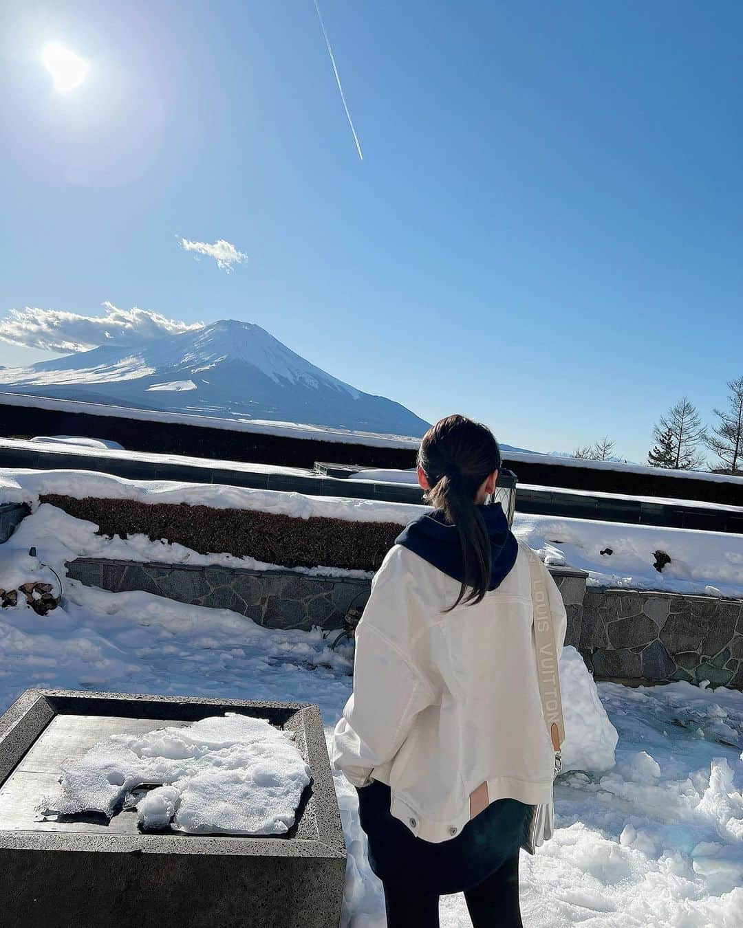 桃華絵里さんのインスタグラム写真 - (桃華絵里Instagram)「Today's look ⛄️🤍🗻🌤  今日は  M.パーカー size.1 と denimオーバーjkのホワイトをレイヤード∝  どちらも やわらかくて 着心地がとても良いです☺︎  『パーカー or トレーナー届いたよぉ♪』のご報告を 続々といただいて 毎日嬉しいです😊🙏🏻  ありがとうございます🤍🤍🤍  雪×富士山×青空×太陽が キレイー☺️✨  #fashion #ootd #mocoas #snow」2月19日 19時14分 - _momoka828_