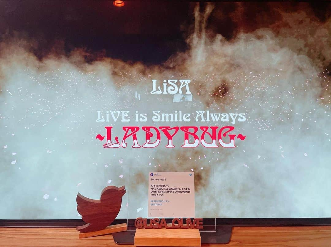 LiSAさんのインスタグラム写真 - (LiSAInstagram)「今夜この後20時より、TBSチャンネル1にて　#LADYBUGツアー　放送です🐞  10年後の私へ。 たくさん悩んで、たくさん泣いて、それでもいつかその先に何かあるって信じて走り続けてください。  あの日のメッセージをTwitterさんから、盾でいただきました。  あと30分後、あの日へ📺 #HAPPYNEWYEAR2022」2月19日 19時36分 - xlisa_olivex