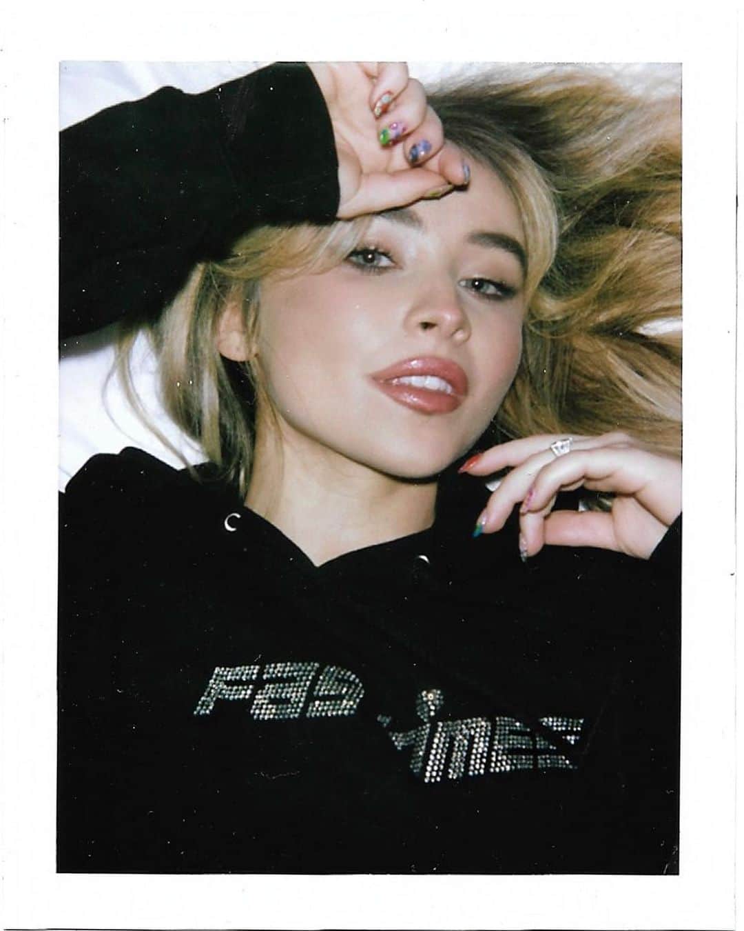 サブリナ・カーペンターのインスタグラム：「did i mention there’s merch   get it FaST  link in bio🤍」