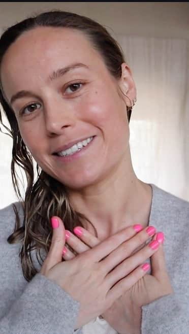 ブリー・ラーソンのインスタグラム：「My workouts are hard, so I found a #skincareroutine that works harder. 👀 the latest YouTube upload to see how I prep for shoot days. 🎬 @decortebeauty」